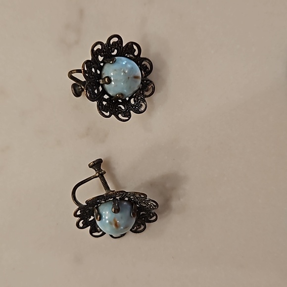 9 Pairs of Vintage Clip on Earrings - Picture 8 of 10